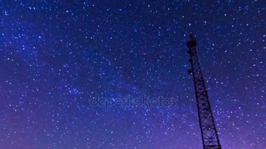 Gece gökyüzünde yıldızların izleri, uzun pozlar..