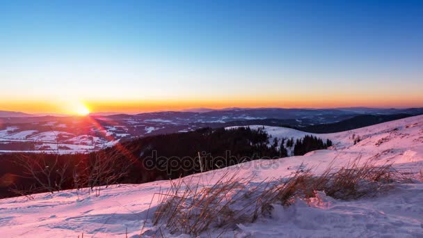 Sonnenuntergang und Sterne in der Abenddämmerung in den Karpaten. — Stockvideo