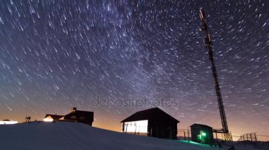Günbatımı ve dusk Karpat dağ silsilesi içinde yıldızlara.