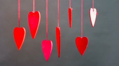 Şerit üzerindeki kırmızı kalplerin satırının kapatın. Sevgililer günü