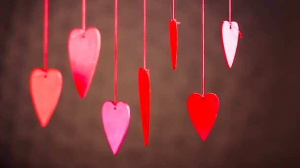 Primer plano de la línea de corazones rojos en la cinta. Día de San Valentín — Vídeo de stock