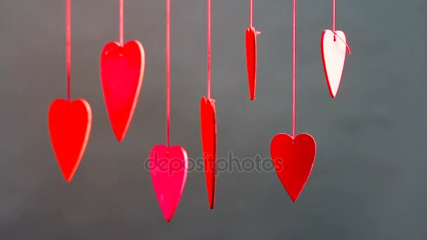 Nahaufnahme einer Linie roter Herzen am Band. Valentinstag — Stockvideo
