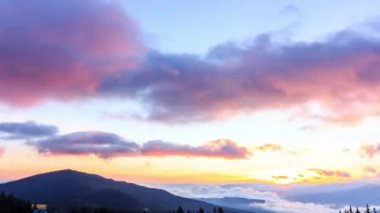 Muhteşem dağ manzarası renkli bulut ile. Karpat, Ukrayna, Europe.