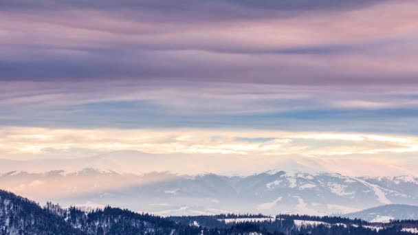 Berggipfel mit Schneeverwehungen durch Wind. Winterlandschaft. Kalter Tag mit Schnee. — Stockvideo