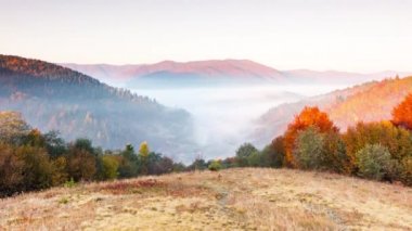 Tepeleri ve dağları olan güzel bir manzara.