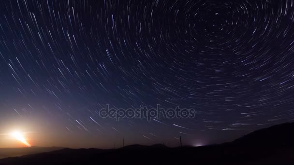 Trazas de estrellas contra el cielo nocturno, disparo larga exposición. — Vídeo de stock