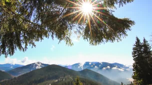 Céu natural e nuvens de fundo. Cobertura nublada sobre montanhas — Vídeo de Stock