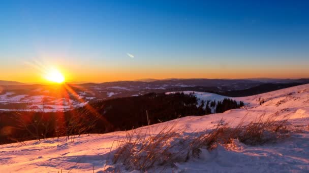 Coucher de soleil et étoiles au crépuscule dans la chaîne de montagnes des Carpates . — Video