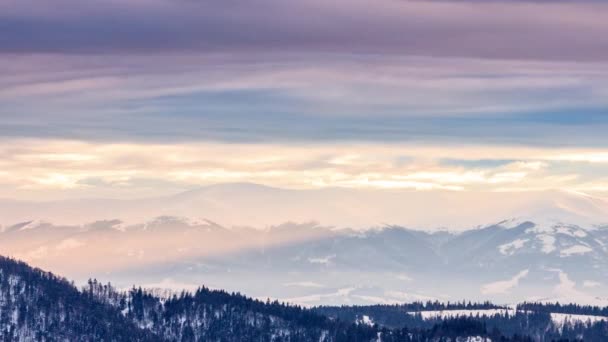 Pico de montaña con nieve soplada por el viento. Paisaje invernal. Día frío, con nieve. — Vídeos de Stock