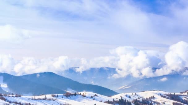 Paisaje de invierno. Niebla moviéndose sobre la montaña en invierno con un cielo azul — Vídeos de Stock