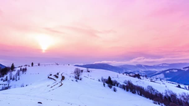 Pico de montaña con nieve soplada por el viento. Paisaje invernal. Día frío, con nieve. — Vídeos de Stock