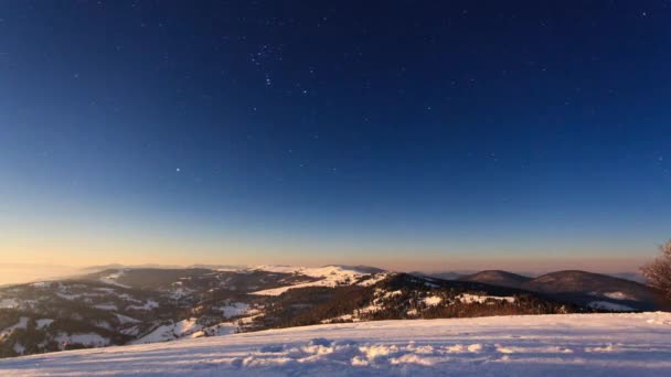 Mist beweegt zich in de winter over de berg met een stervormige hemel — Stockvideo