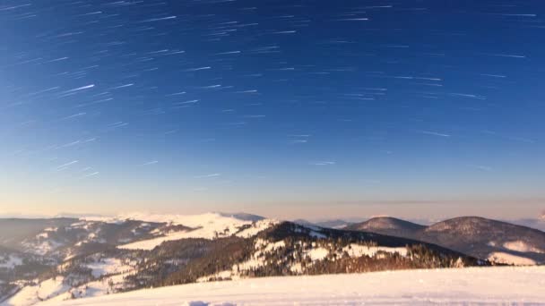 Nad horou se v zimě pohybuje mlha s hvězdnatou oblohou — Stock video