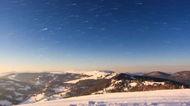 Sis, yıldız şeklinde bir gökyüzüyle kışın dağı aşıyor.