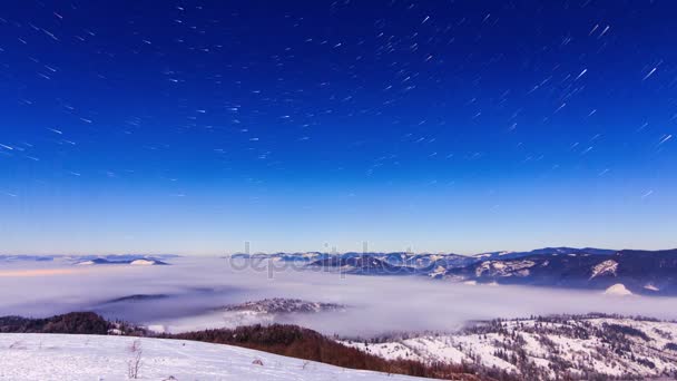 Mgła poruszająca się nad górą zimą z niebem w kształcie gwiazdy — Wideo stockowe
