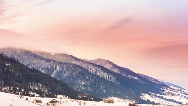 Cima di montagna con neve soffiata dal vento. Paesaggio invernale. Giorno freddo, con neve. — Video Stock