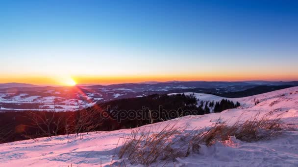 Tramonto e stelle al tramonto nella catena montuosa dei Carpazi . — Video Stock