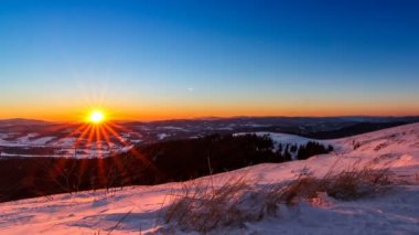 Günbatımı ve dusk Karpat dağ silsilesi içinde yıldızlara.