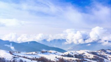Kış manzarası. Sis Dağı kış mavi gökyüzü ile hareket