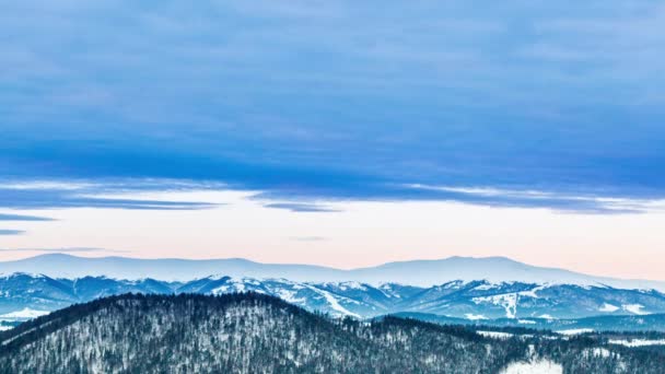 Pico de montaña con nieve soplada por el viento. Paisaje invernal. Día frío, con nieve. — Vídeos de Stock