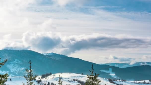 Winterlandschaft. Nebel zieht im Winter mit blauem Himmel über den Berg — Stockvideo