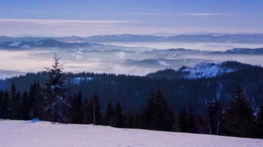 Sis, yıldız şeklinde bir gökyüzüyle kışın dağı aşıyor.