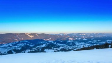 Sis, yıldız şeklinde bir gökyüzüyle kışın dağı aşıyor.