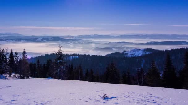 Зимой над горой движется туман со звёздным небом — стоковое видео