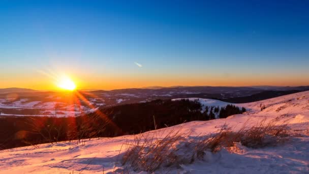 Pôr do sol e estrelas ao anoitecer na cordilheira dos Cárpatos . — Vídeo de Stock