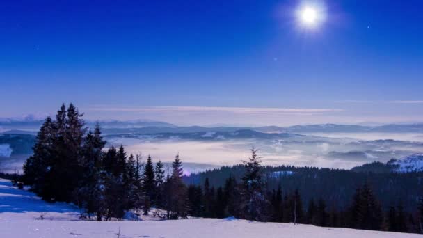 Nebbia che si muove sulla montagna in inverno con un cielo a forma di stella — Video Stock