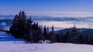 Sis, yıldız şeklinde bir gökyüzüyle kışın dağı aşıyor.