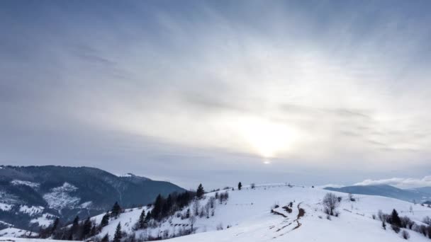 Berggipfel mit Schneeverwehungen durch Wind. Winterlandschaft. Kalter Tag mit Schnee. — Stockvideo