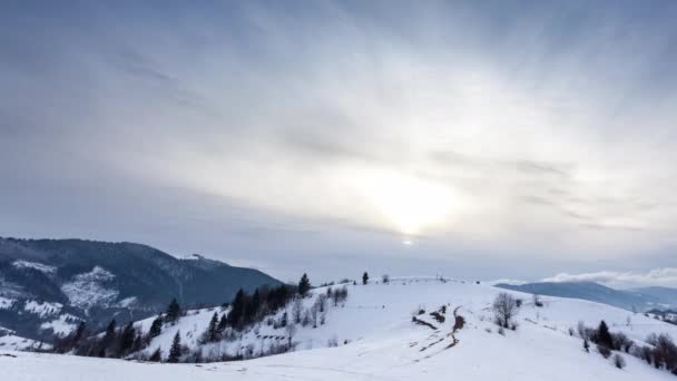 風による雪の吹きで山のピーク。冬の風景。寒い日、雪と. — ストック動画