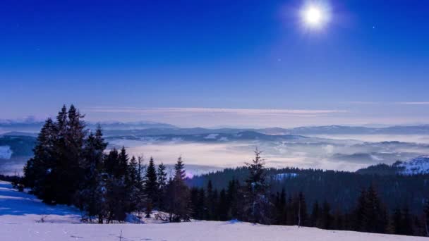 Dimma rör sig över berget på vintern med en stjärnformad himmel — Stockvideo