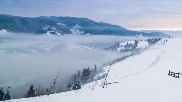 Pico de montaña con nieve soplada por el viento. Paisaje invernal. Día frío, con nieve. — Vídeos de Stock