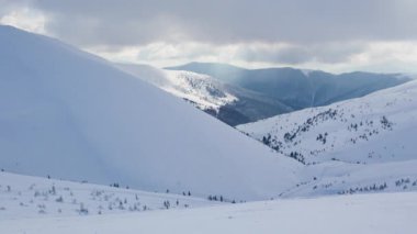 Karlı dağlar ve bulutlar Timelapse