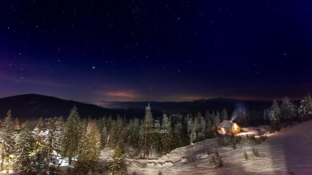 Sterne, die sich im Winter über einem kleinen Haus in den Bergen bewegen. Ukraine, Karpaten — Stockvideo