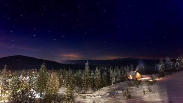 Csillag mozgó fenti kis ház a hegyekben télen. Ukrajna, Kárpátok — Stock videók