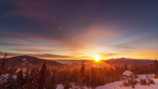 Туманное утро в лесу Зимних гор на фоне драматического облачного неба. Временной промежуток. 4K — стоковое видео