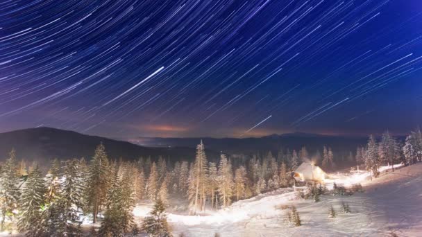 Estrelas se movendo acima da pequena casa nas montanhas no WInter. Ucrânia, Cárpatos — Vídeo de Stock