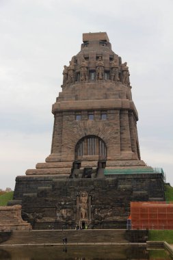 Dresden Saksonya Almanya 'sındaki tarihi bir binanın manzarası güneşli bir günde çekilmiş.
