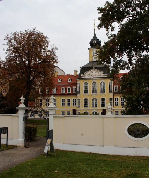 Dresden Saksonya Almanya Sında Beyaz Bir Çitin Arkasındaki Tarihi Bir — Stok fotoğraf