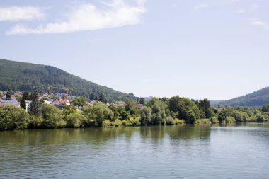 Heidelberg Almanya 'sında mavi gökyüzü ve beyaz bulutlu doğal manzara