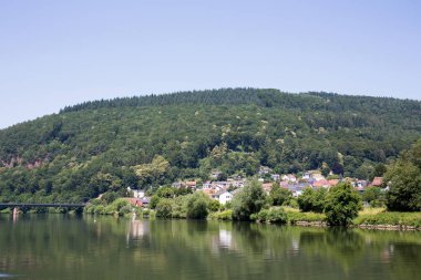 Heidelberg 'deki nekkar tepesinde mavi gökyüzünün altında