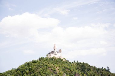 Koblenz Almanya 'daki mavi gökyüzünün altındaki tepedeki kalenin manzarası