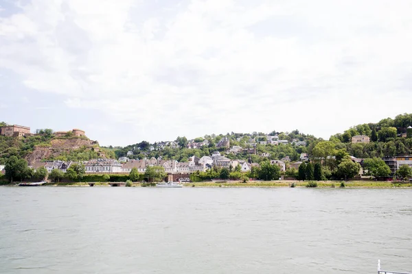 Över Byggnaderna Exteriör Och Kullar Blå Himmel Vid Rinfloden Koblenz — Stockfoto