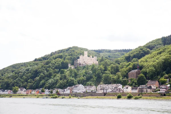 Fjärran Utsikt Över Slottet Och Kullar Vid Floden Rhine Koblenz — Stockfoto