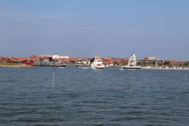 Almanya 'nın kuzeyindeki deniz adasının dış tarafındaki binanın manzarası.