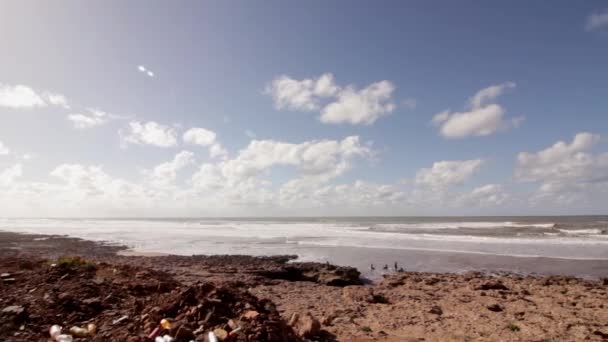 Pan Time lapse Vista sull'Oceano Atlantico sulla spiaggia Tamarista, sulla costa meridionale di Casablanca — Video Stock