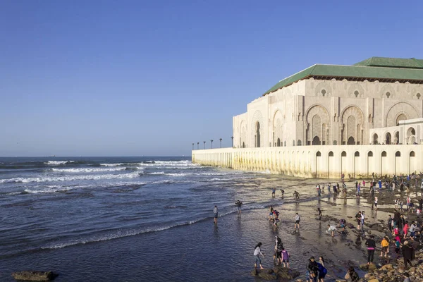 Vista em frente ao mar da Grande Mesquita Hassan II em Casablanca . — Fotografia de Stock